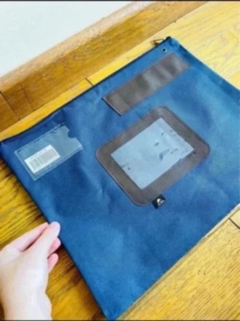Sublime pochette bleu marine neuve