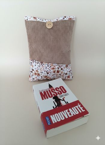 Étui à livre - format livre de poche - visage moderne 