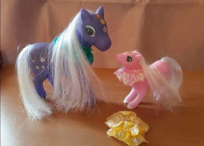 Lot de 2 poneys avec colliers brillants