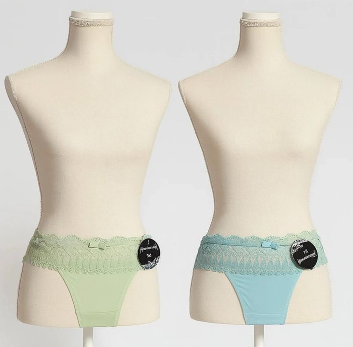 Lot de deux strings neuf avec étiquette taille 38