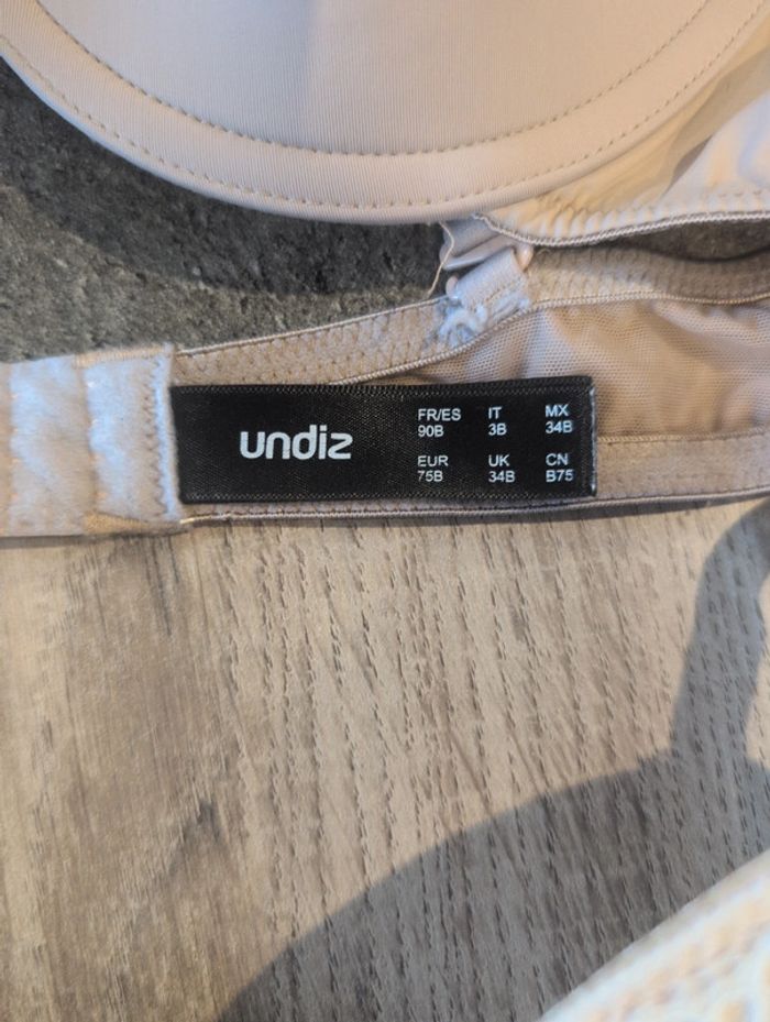 Lot 3 soutiens-gorges - photo numéro 2