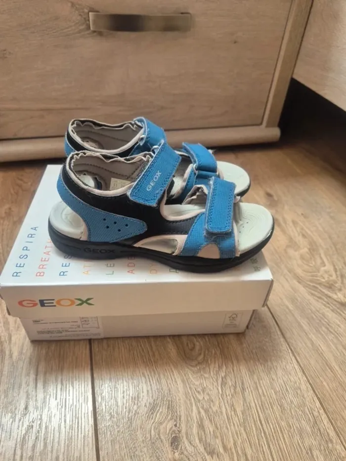 Chaussures sandales / nu-pieds Geox bleues pointure 29 en excellent état - photo numéro 3