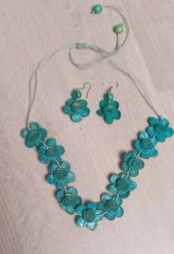 Parure bijoux colier et boucle d'oreille
Neuf jamais porté 
Turquoise