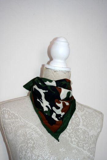 Foulard imprimé militaire 50x48cm