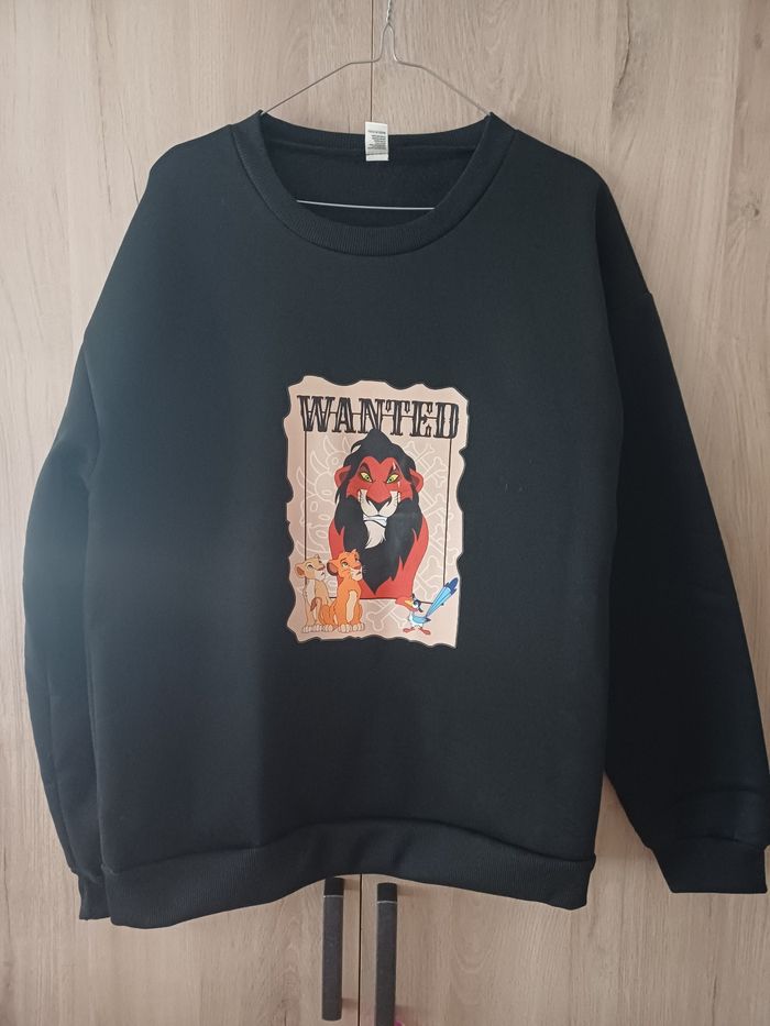 Sweat noir Scar "wanted" Le roi lion Disney