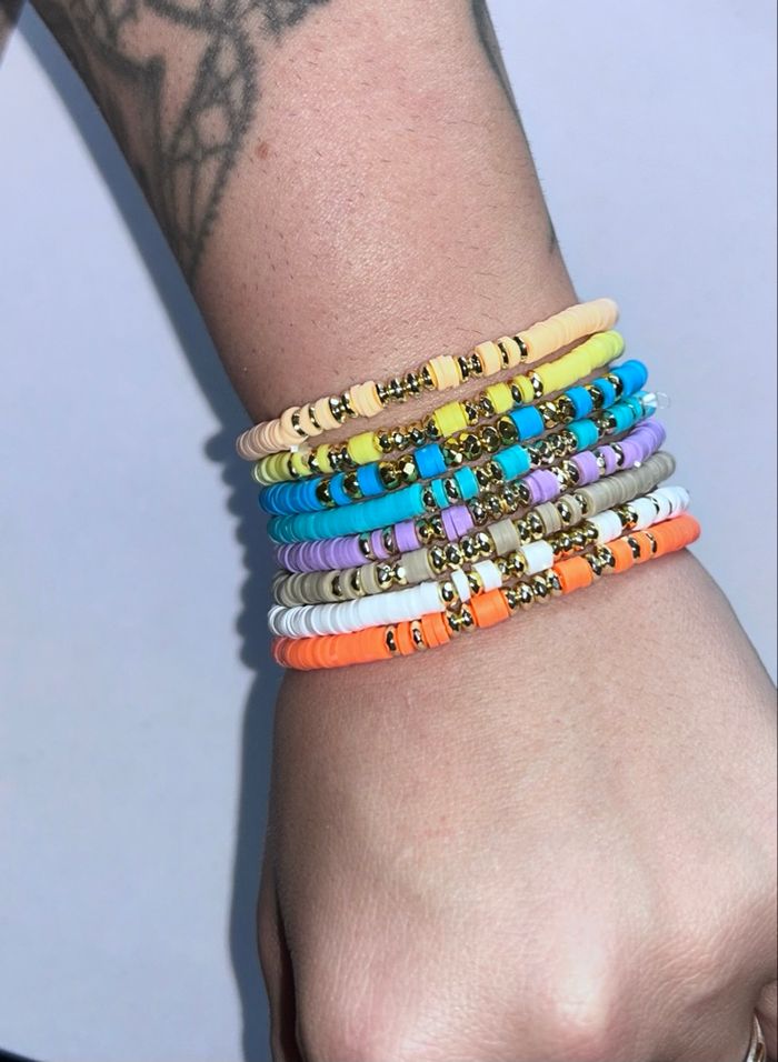 Lot de 8 bracelets en perles avec perles doré - élastique - neuf