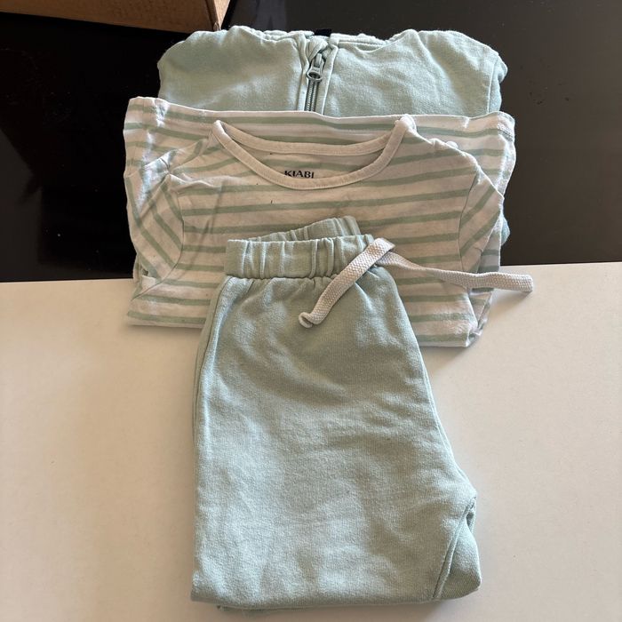 Ensemble ( pantalon tee shirt longue manche et veste)