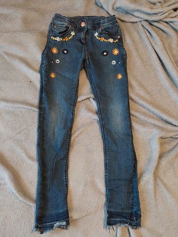 Jean avec fleurs brodées taille 8 ans