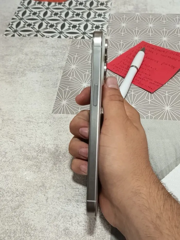 iPhone 15 Pro Max argenté - photo numéro 5