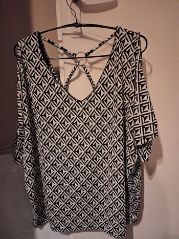 Haut élégant épaules dénudées