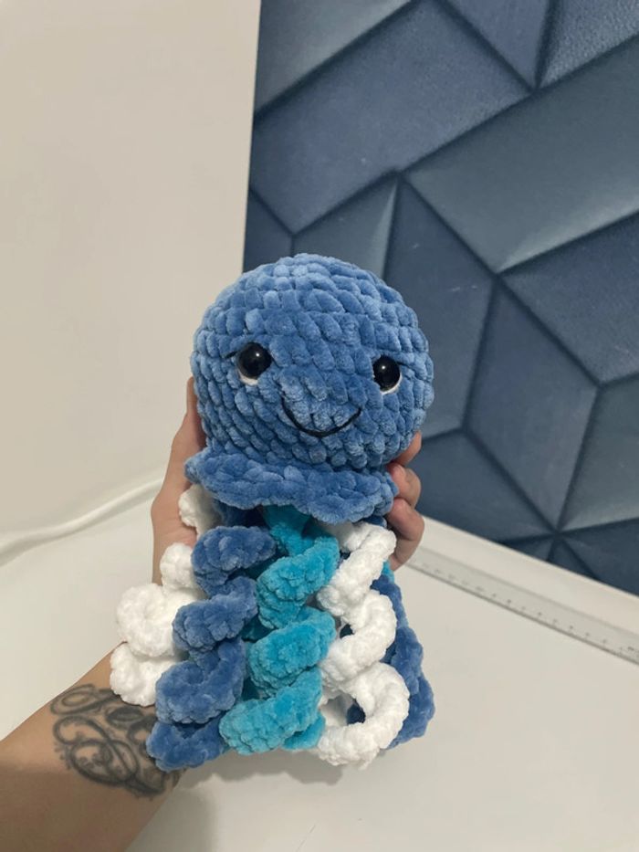 Pieuvre / méduse amigurumi bleue
