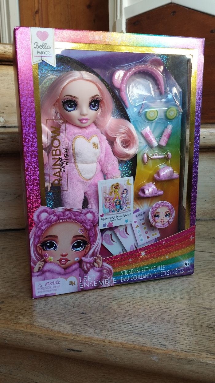 Bella junior rainbow high