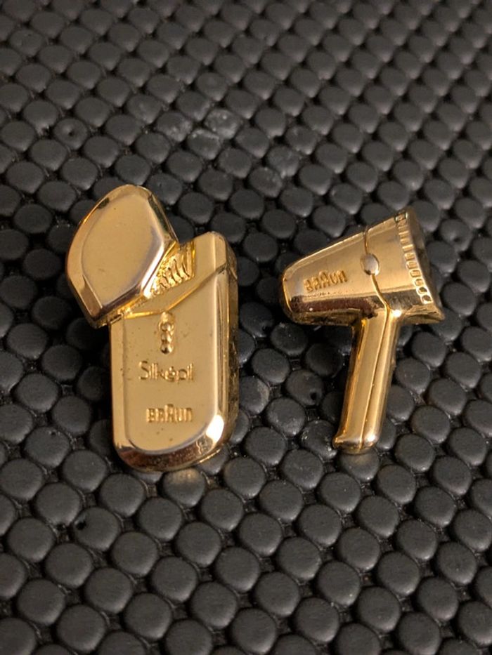 Lot de 2 pin's Braun doré en relief Épilateur et Sèche cheveux