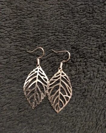 Boucles d'oreilles pendantes fantaisie métal argenté feuille