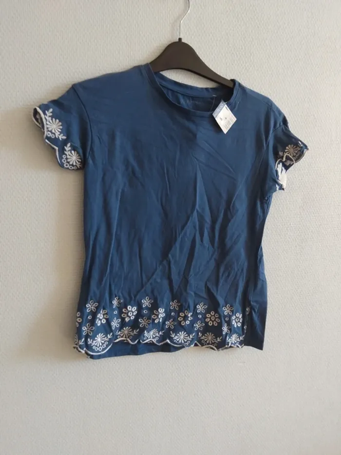 Tee-shirt taille S - photo numéro 2