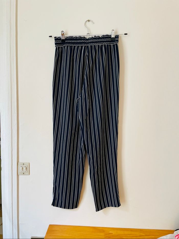Pantalon fluide rayé bleu et blanc Zara taille haute 34/XS avec noeud ruban en très bon état - photo numéro 2