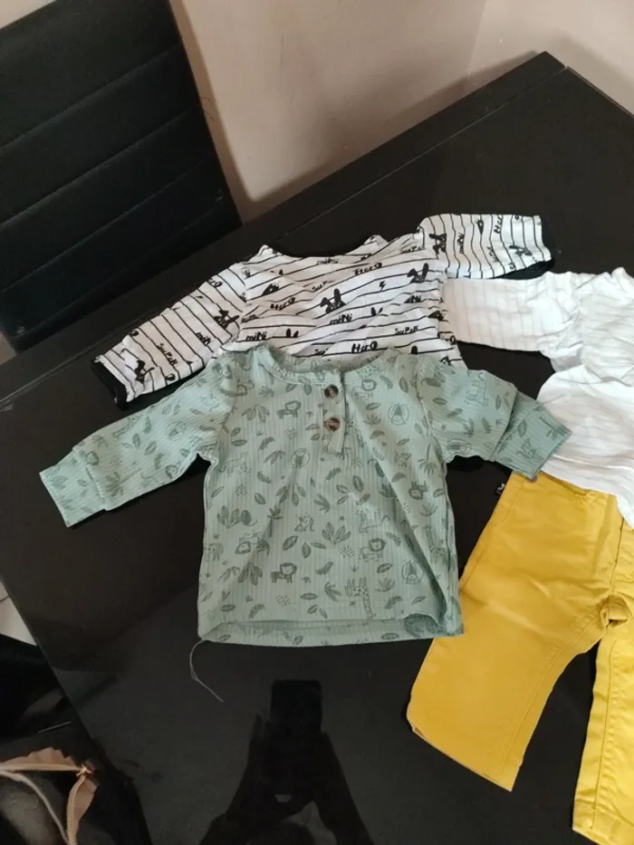 Lot vêtements / 3 ensembles 6 mois