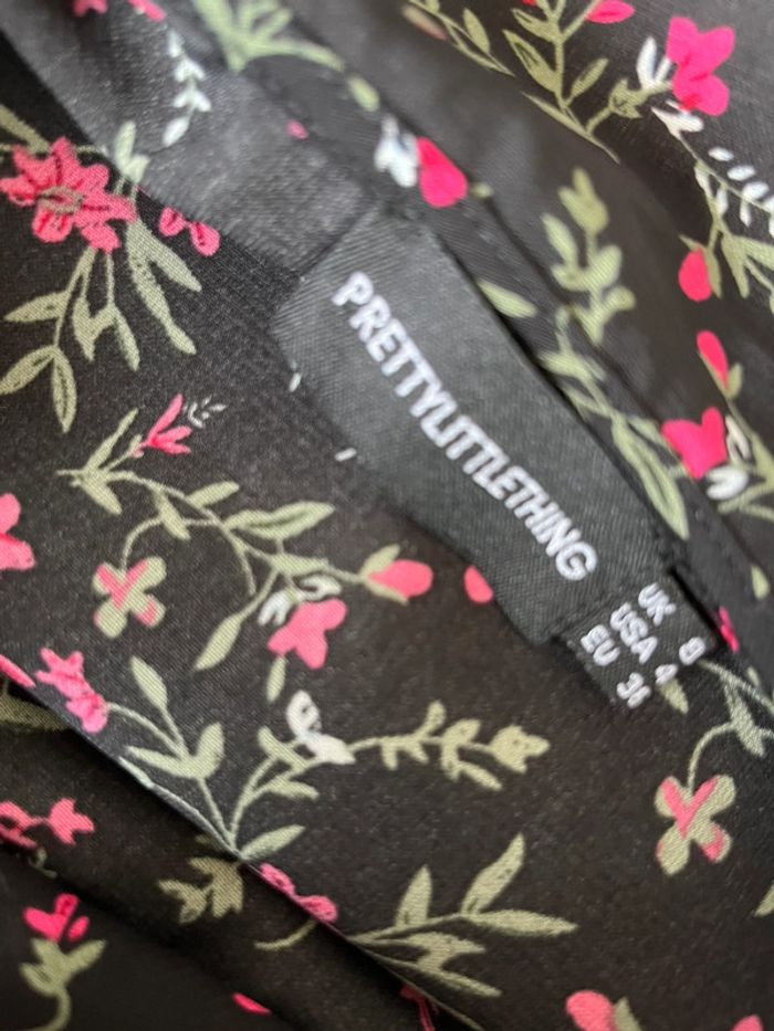 Robe noire à fleurs prettylittlething S neuve - photo numéro 6