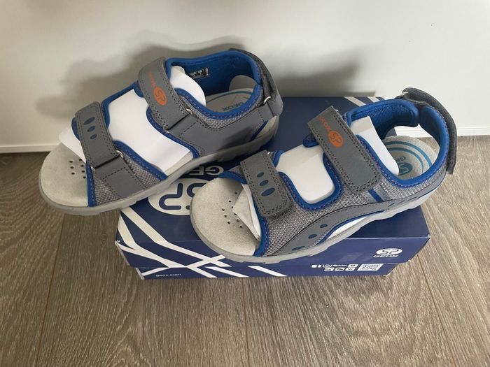 Chaussures Sandales Claquettes de la marque Geox Pointure 32 comme neuves en boîte d’origine Portées 30 minutes tout au plus - photo numéro 4
