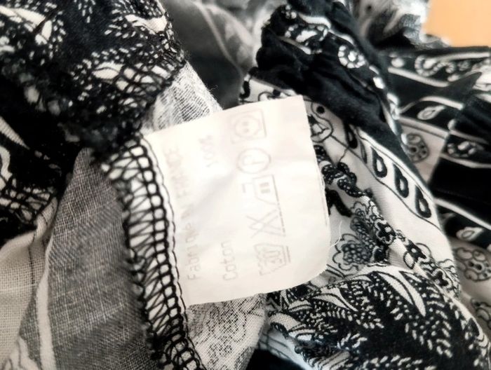 Jupe provençale vintage
Longueur midi.
Imprimé noir et blanc. - photo numéro 7