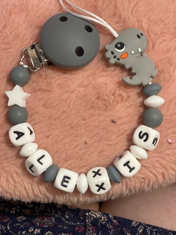 Attache tétine dino