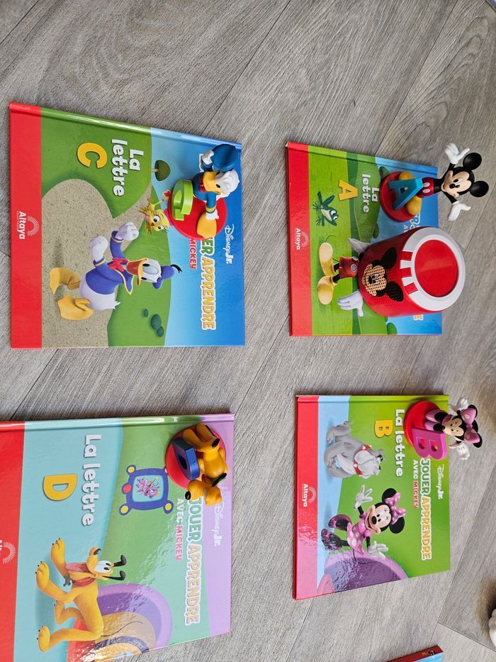 Lot 8 livres et figurines avec son enceintes - photo numéro 2