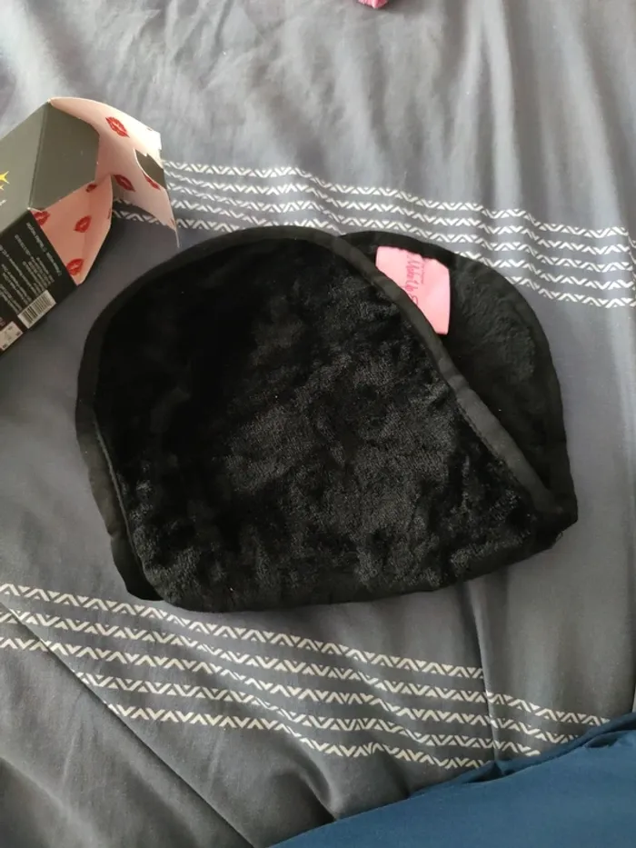 Makeup eraser petite serviette démaquillante neuve - photo numéro 2