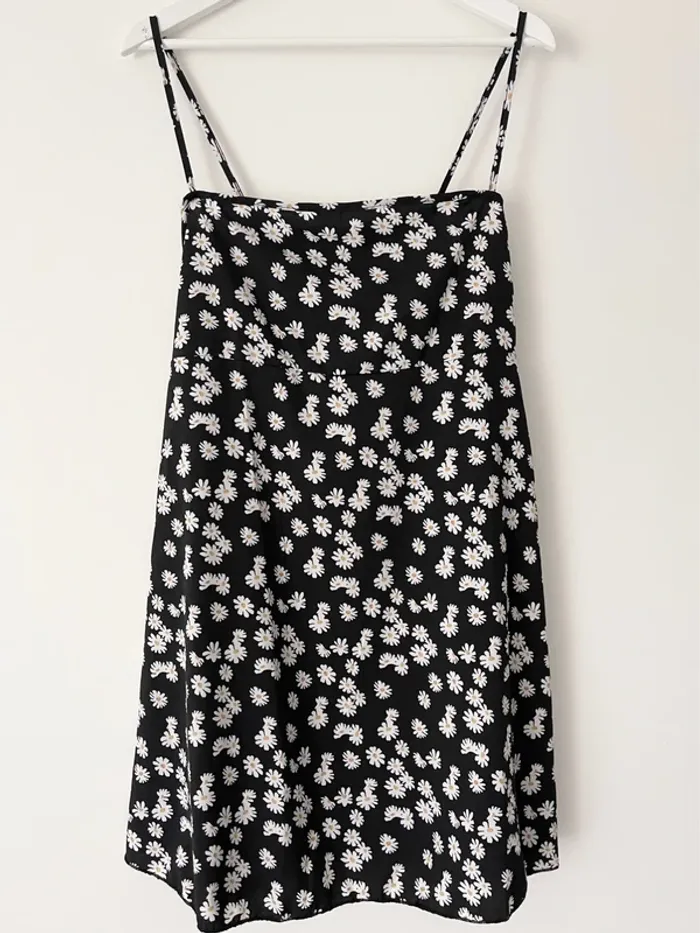 Petite robe noire avec motif marguerites 🌼