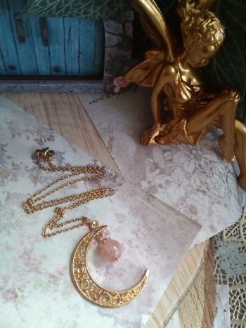 Collier lune filigranée et pierre de lune orangée