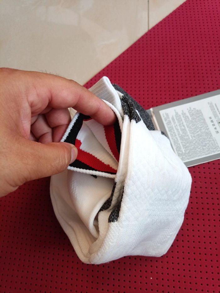 Chaussettes de foot AC Milan, Puma Authentique Officiel taille 31/34, neuf - photo numéro 3
