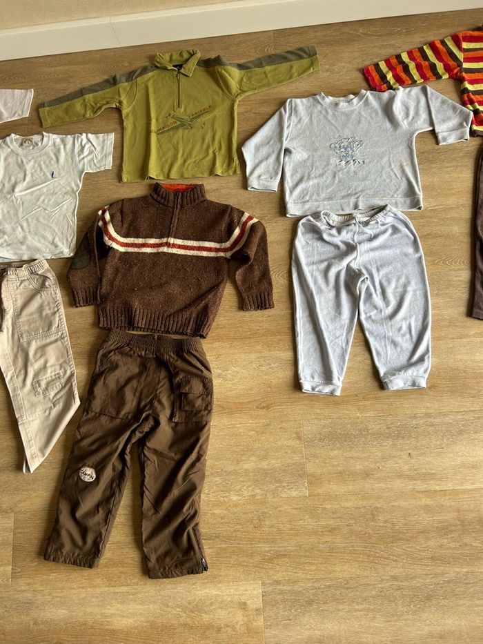 Lot vêtements garçon 4 ans – Hiver/printemps – Pantalons, pulls, t-shirts assortis - photo numéro 3