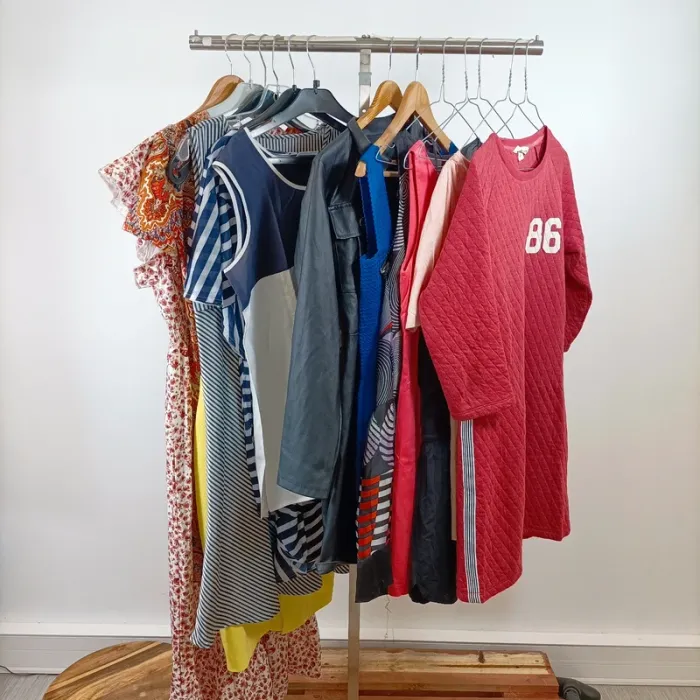 Lot 16 robes femme taille M différentes coupes et styles été mi-saison LOT017
