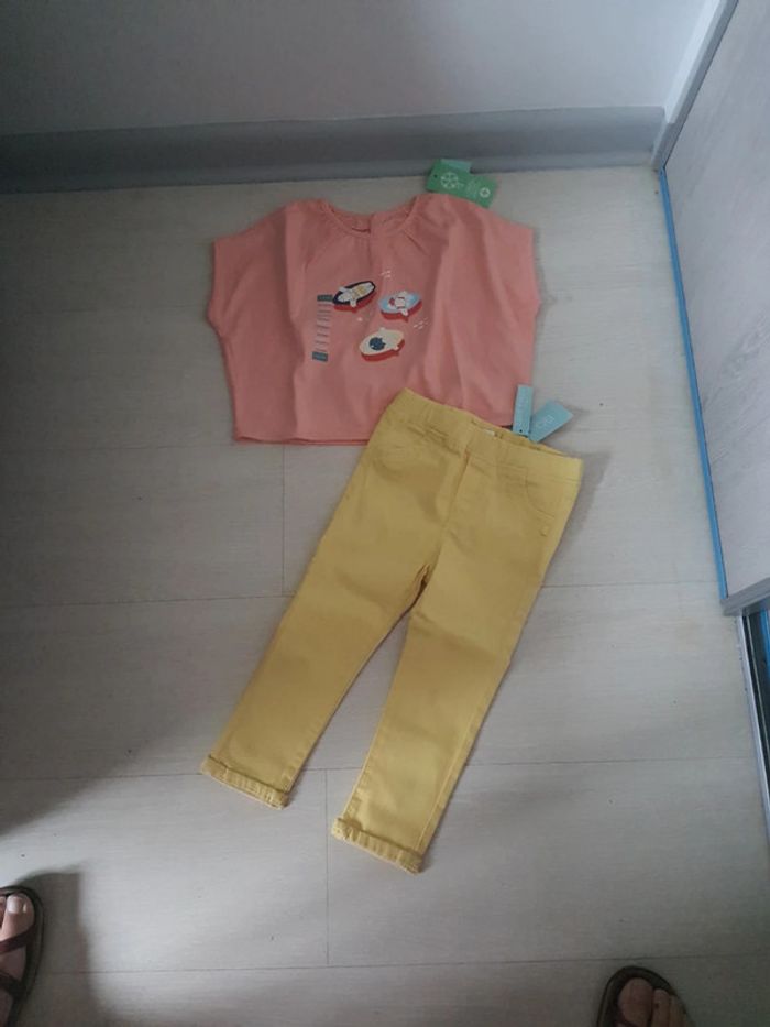 Ensemble Obaïbi taille 23 mois tee-shirt et pantalon jean neuf avec étiquettes