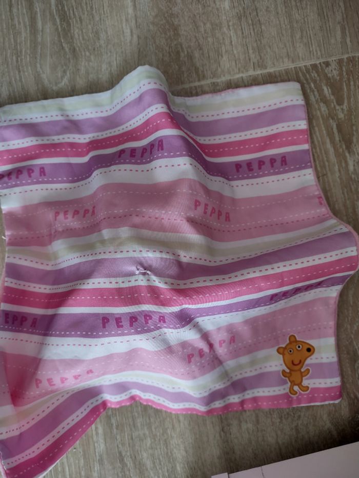 Doudou carré Peppa pig - photo numéro 3