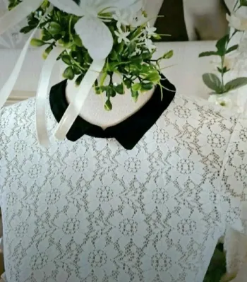 Haut en dentelle blanche et col noir Mim Taille 38