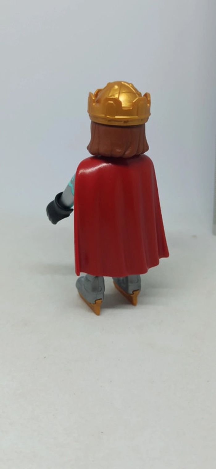 Homme prince avec patins à glace et cape rouge playmobil - photo numéro 3