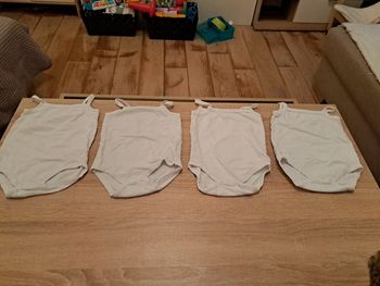 Lot de 4 bodys à bretelles 3 mois