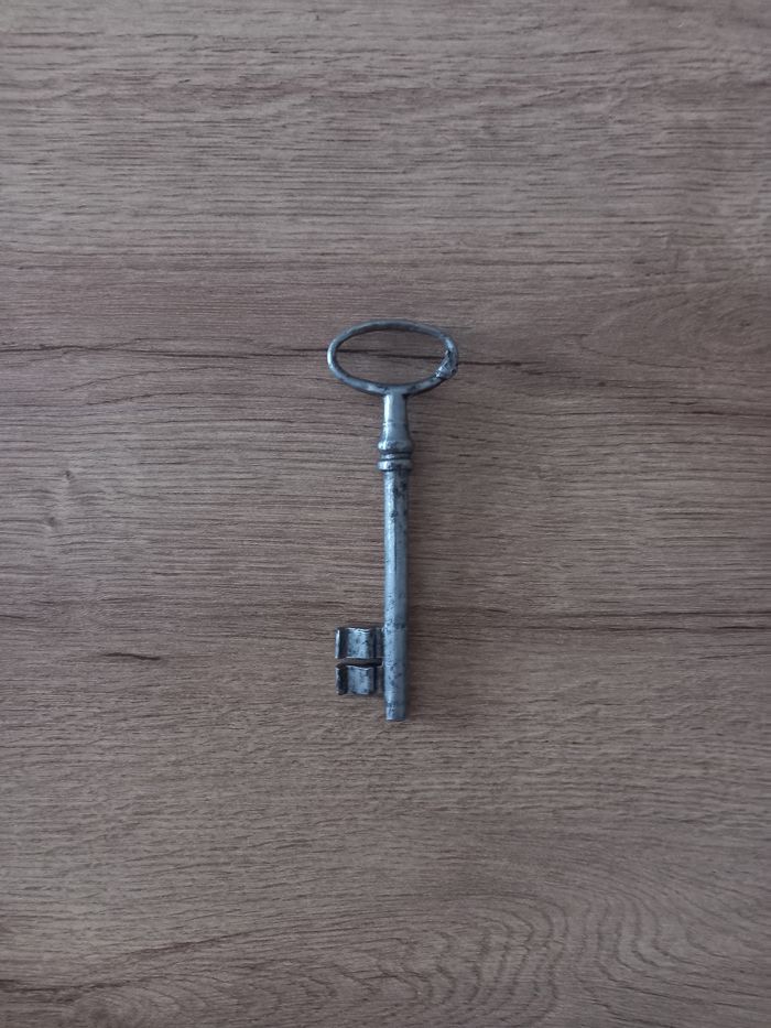 Clé ancienne en métal de 10 cm.