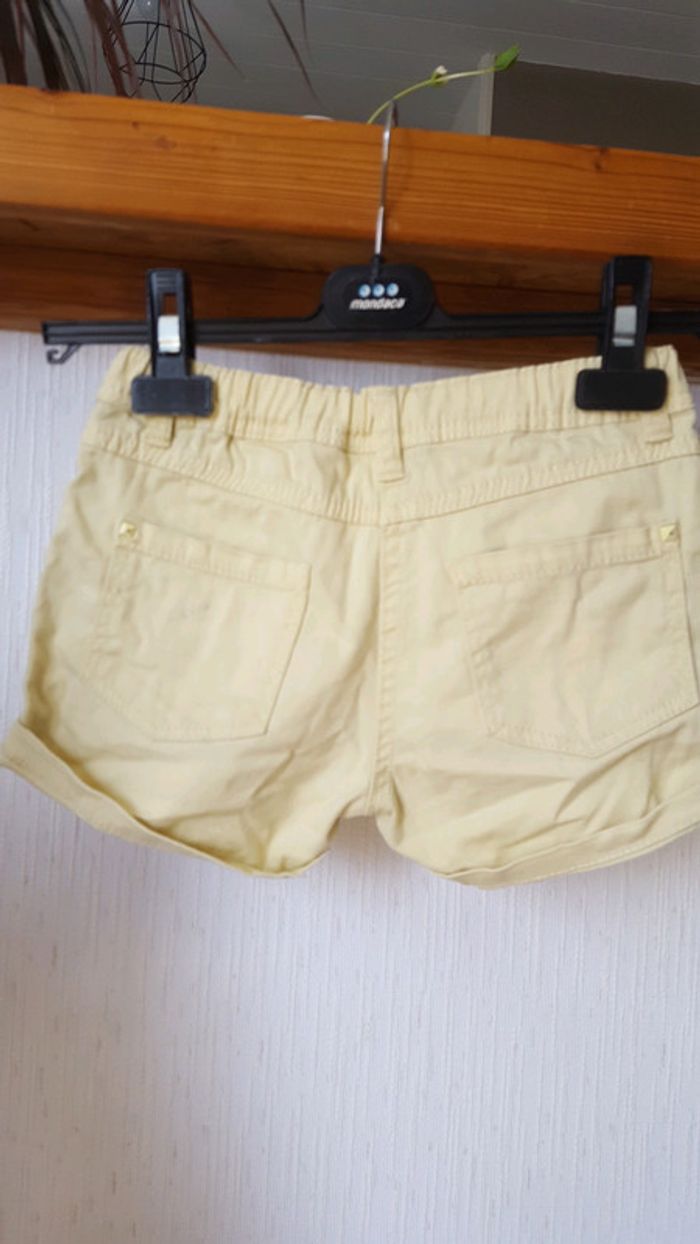 Short jaune - photo numéro 2