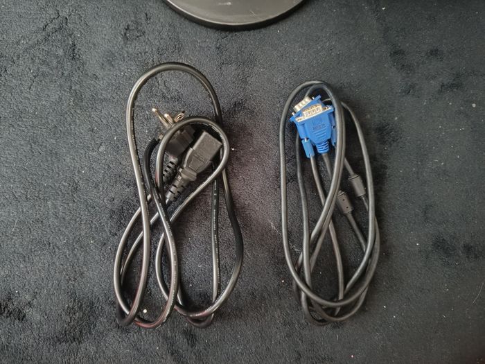 Écran Samsung , clavier HP , câbles d'alimentation - photo numéro 9