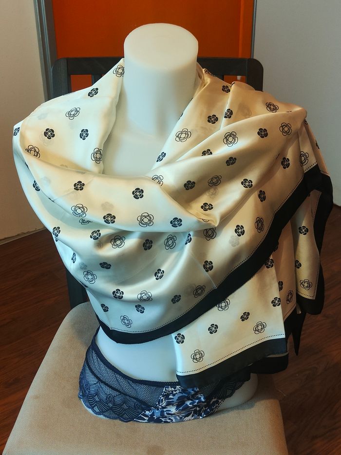 Écharpe pour femme "White & Black Flower"