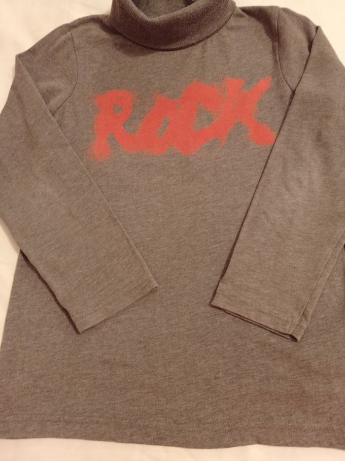 Pull col roulé gris avec inscription devant un roc marquis en rouge - photo numéro 6