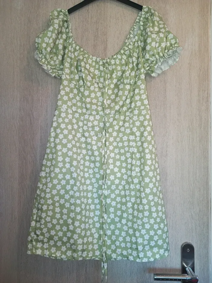 Jolie robe légère et fleurie 38