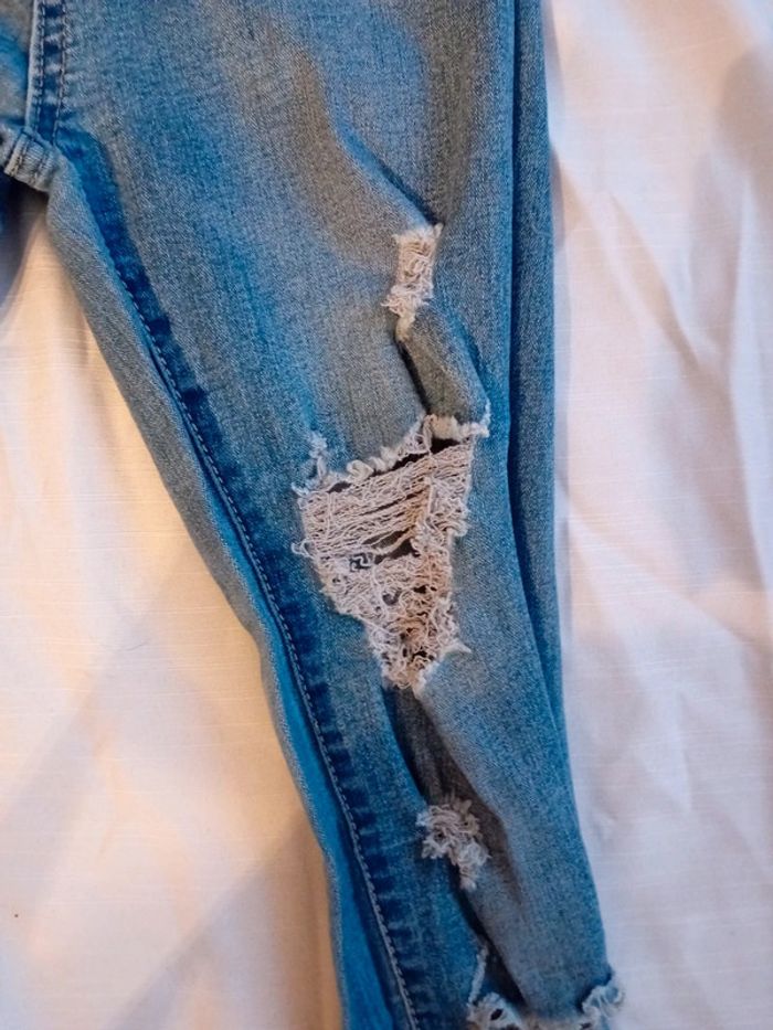 Jeans troué - photo numéro 5
