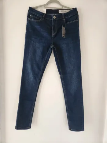 Jean super skinny taille moyenne – Neuf avec étiquette – Taille 46 FR