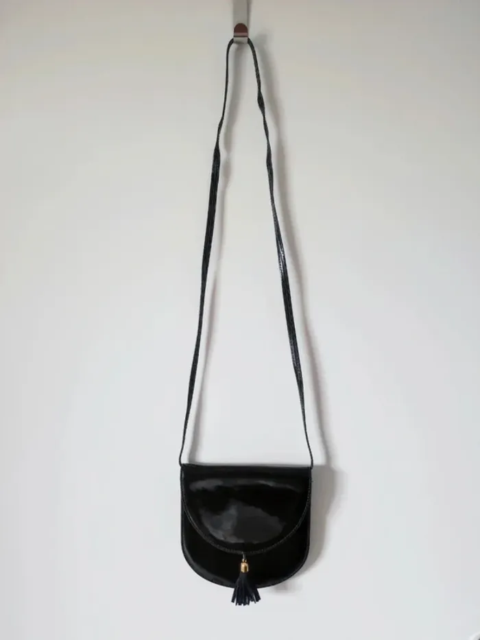 Pochette demi-lune à bandoulière noir cuir vernis pompon doré vintage - 25×17×6cm