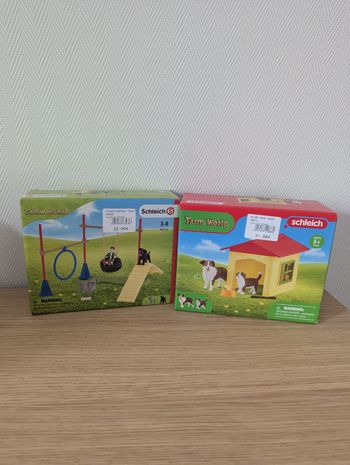 Lot figurines schleich farm world 42536 et 42573, parcours agility chien et niche