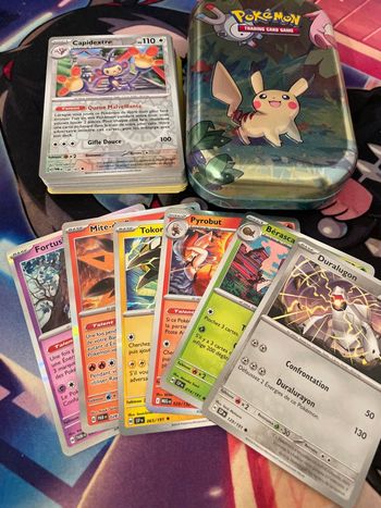 Lot de 50 cartes Pokémon sans double avec petite boîte pikachu