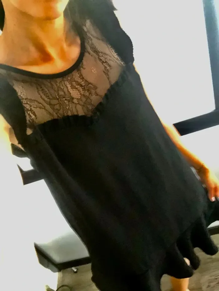 Petite robe noire fluide volants dentelle manches courtes taille s - photo numéro 3