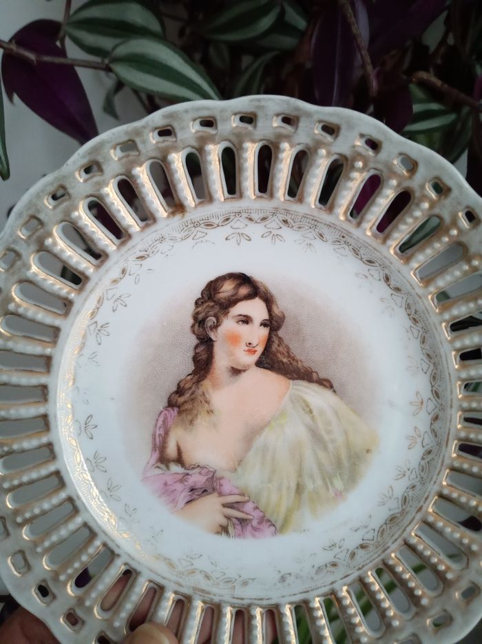 2 assiettes en porcelaine - photo numéro 2